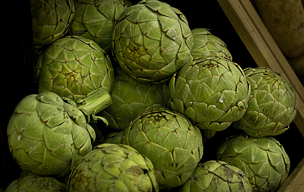Alimento saludable, espárragos de Jerusalén ecológicos, agricultura orgánica, productos frescos, huerto biológico, vegetales sostenibles.