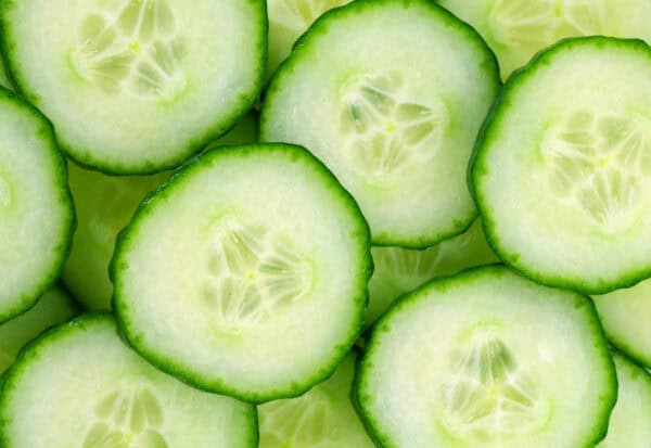 Rodajas de pepino fresco, saludable y ecológico, ideal para ensaladas y snacks, cultivado en huertos orgánicos bio.