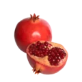 Jugos de granada y granada entera frescos, saludables y naturales, ideales para una dieta equilibrada y análisis de antioxidantes, en un fondo blanco.
