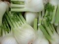 Zanahorias orgánicas frescas y apio ecológico, productos de huerto bio, ideales para una alimentación saludable y sustentable en casa.
