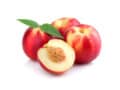 Manzana ecológica con hoja fresca sobre fondo blanco, producto del huerto bio, ideal para una alimentación saludable y natural.
