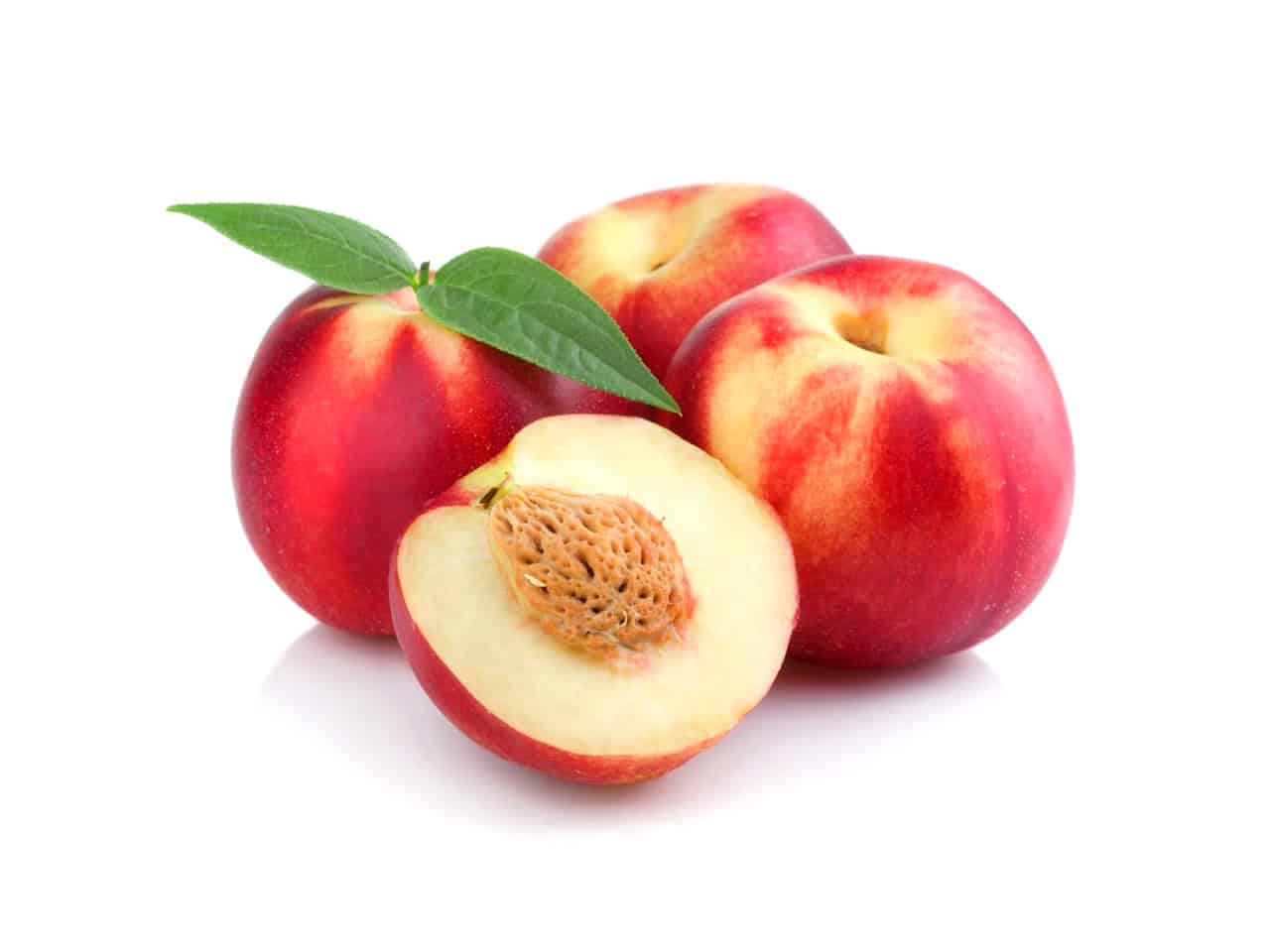 Manzana ecológica con hoja fresca sobre fondo blanco, producto del huerto bio, ideal para una alimentación saludable y natural.