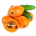 Alto en antioxidantes, las maracas de albaricoque fresco con hojas verdes ofrecen un sabor dulce y nutritivo, ideales para una alimentación saludable y natural.