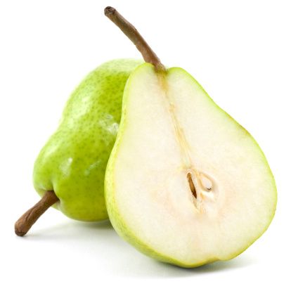 Drupe de pera verde fresca y saludable, entera y cortada, sobre fondo blanco, resaltando la fruta natural y jugosa de pera para alimentación saludable.