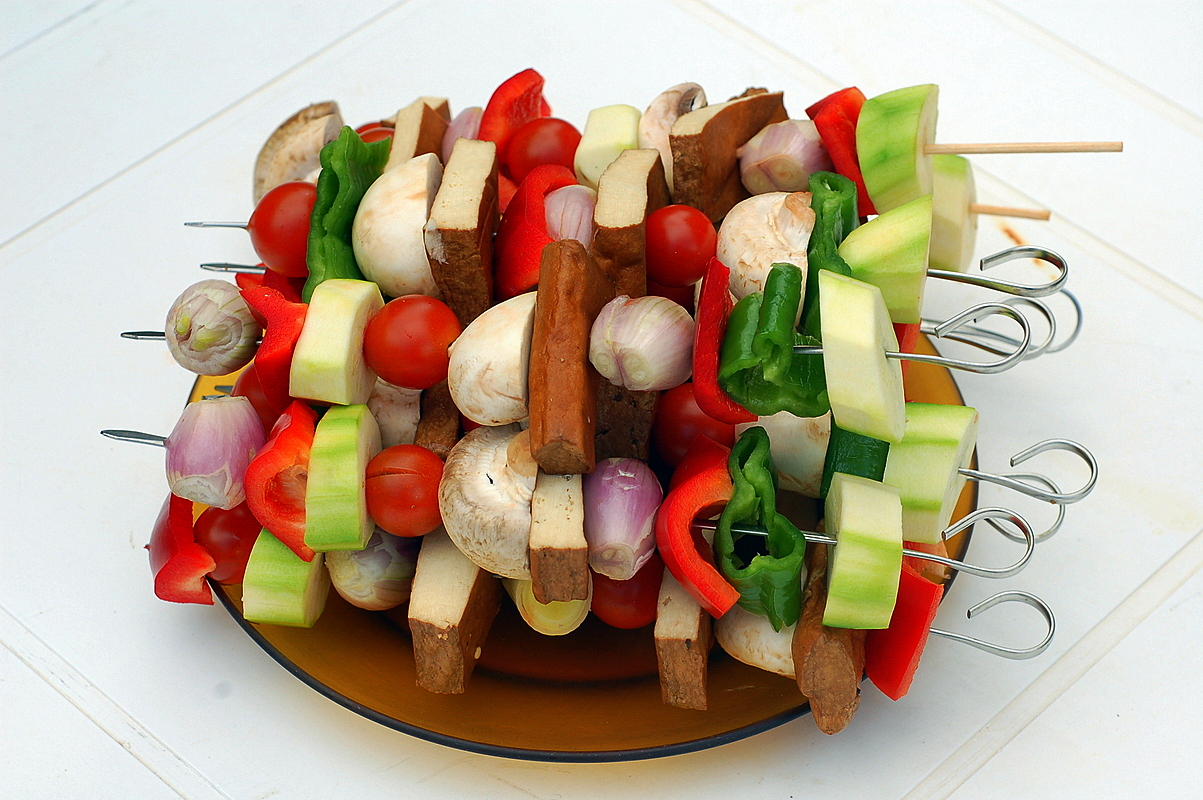 Verduras frescas para brochetas en un plato, ideales para cocinar a la parrilla o asar, perfectas para una alimentación saludable y ecológica.