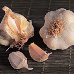 Ajo fresco y en dientes, ingredientes naturales para cocina saludable y recetas ecológicas.