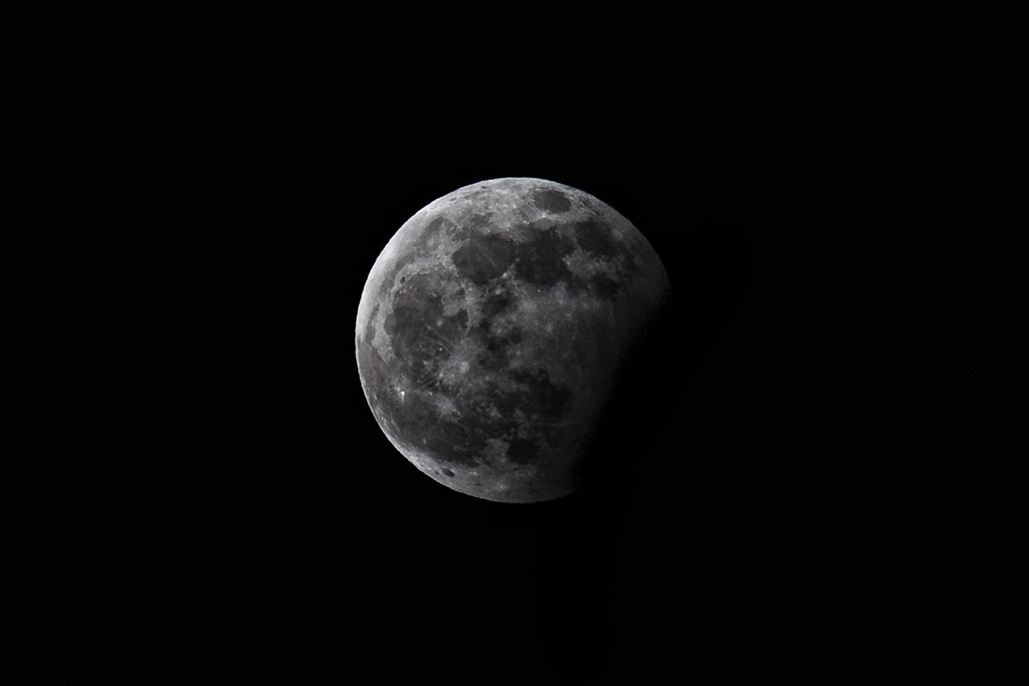 Luna en fase de cuarto menguante vista en el cielo nocturno.