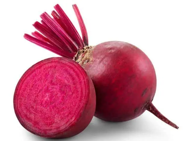 Remolacha fresca y partida de huerto ecológico, cultivo saludable y orgánico.