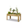 Tomatera en jardinera de madera para huerto urbano ecológico, con plantas de tomate y vegetales verdes, ideal para cultivo casero sustentable y ecológico en casa.