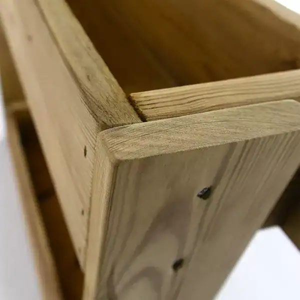 Madera para huerto ecológico, cercado de madera natural, marco de madera para cultivo orgánico, estructura de madera para huerto sostenible, construcción ecológica de madera natural.