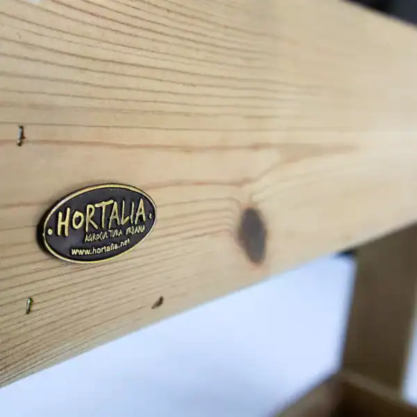 Hortalicia urbana en madera con etiqueta de Hortalia para cultivo ecológico y local.