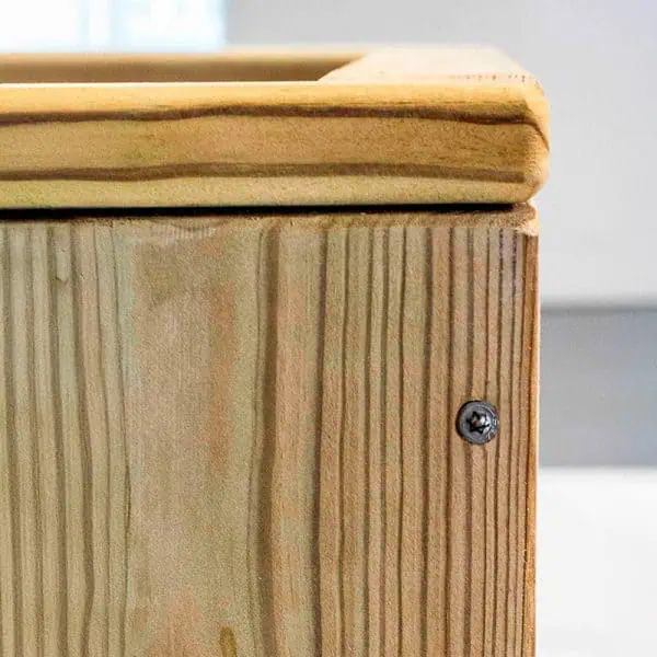 Madera de pino natural con tornillo, close-up de carpintería para mobiliario ecológico y sostenible.