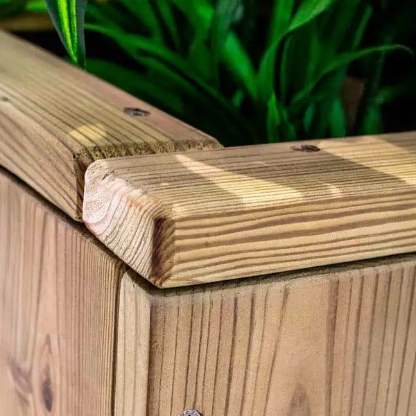 Madera tratada para huerto ecológico, duradera y resistente para jardinería sostenible y ecológica.