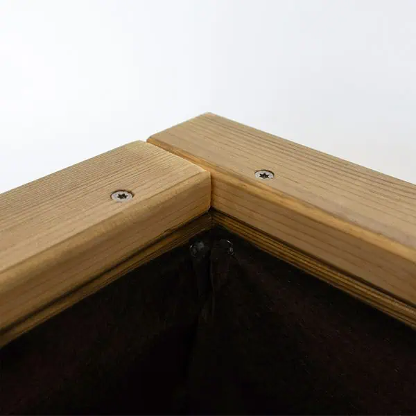 Tablero de madera natural para huerto ecológico, estructura de madera para jardinería orgánica y sostenibilidad, construcción ecológica para huertos urbanos y rurales, calidad y durabilidad en agricultura ecológica.