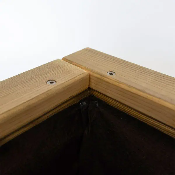 Tornillo en madera de origen natural para estructuras ecológicas y sostenibles.