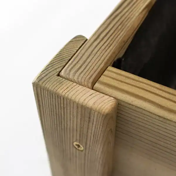 Croquis de un marco de madera para un huerto urbano o jardinería ecológica, mostrando detalles de ensamblaje y acabado natural.