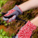Verde huerto con plantas y herramientas de jardinería, promoviendo la agricultura ecológica y sostenible en casa.