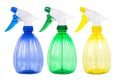 Botellas de spray de colores para jardinería y agricultura ecológica, ideales para rociar plantas y cultivos orgánicos en huerto bio, sostenibilidad y cuidado del medio ambiente.