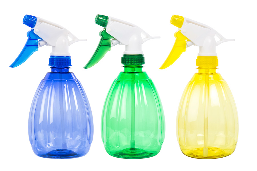 Botellas de spray de colores para jardinería y agricultura ecológica, ideales para rociar plantas y cultivos orgánicos en huerto bio, sostenibilidad y cuidado del medio ambiente.