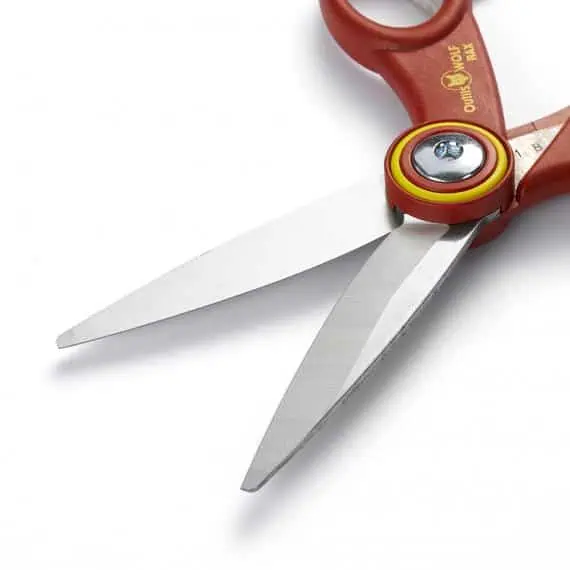 Corta tijeras de jardinería con mango ergonómico para cortar plantas y vegetales, ideales para huertos ecológicos y agricultura orgánica.