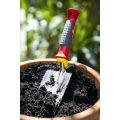 Título del archivo: herramienta de jardinería en maceta con tierra fértil.