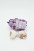 Ajos orgánicos de cosecha ecológica en malla morada para venta y consumo saludable en huerto.bio.