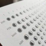 1. Cuadro de control de fases de cultivo ecológico en papel de calidad, ilustrando el seguimiento mensual para agricultura orgánica y sostenible.