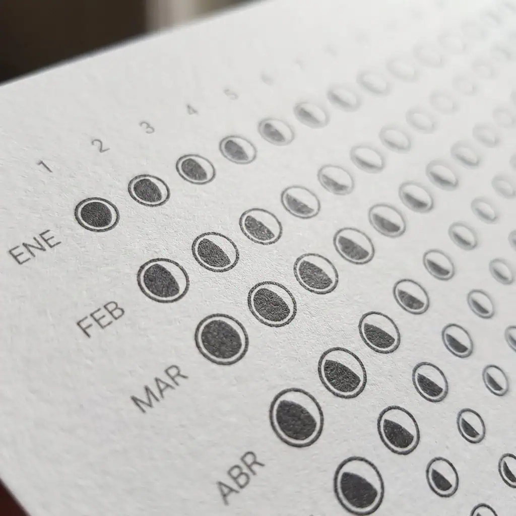 1. Cuadro de control de fases de cultivo ecológico en papel de calidad, ilustrando el seguimiento mensual para agricultura orgánica y sostenible.