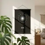 1. Póster calendario lunar 2025 con diseño moderno y minimalista en tonos oscuros, ideal para decorar espacios y llevar un seguimiento del calendario lunar en casa.