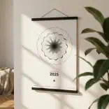 Reloj lunar 2025 en estilo minimalista, diseñado para agricultura ecológica y jardinería sostenible, con calendario lunar y técnicas de cultivos orgánicos.